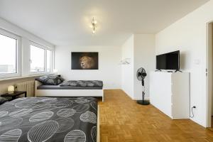 a bedroom with a bed and a flat screen tv at VAZ Apartments Freiheit 1 für Monteure und Fachkräfte, Küche, Balkon, TV, WLAN, Parkplatz, Autobahnähe in Remscheid