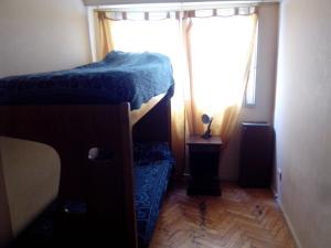מיטה או מיטות קומותיים בחדר ב-Departamento Mar de Plata 6