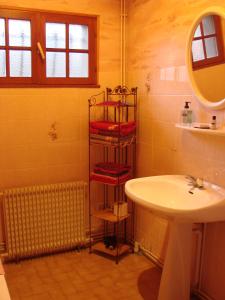 a bathroom with a towel rack next to a sink at B&B Le Magnolia in Saucats