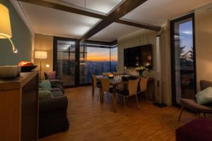 ein Wohnzimmer mit einem Tisch und ein Zimmer mit Aussicht in der Unterkunft Lollipops-100qm-5Bed-Parken-View in Leonberg