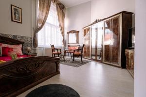 a bedroom with a bed and a table and chairs at Meller-kastély Villa in Csurgó