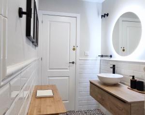 a white bathroom with a sink and a mirror at Apartamento Arcoiris in Betanzos +22 photos