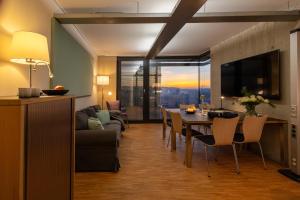 ein Wohnzimmer mit einem Tisch und ein Esszimmer in der Unterkunft Lollipops-100qm-5Bed-Parken-View in Leonberg