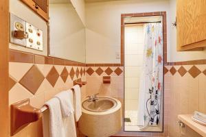 Ένα μπάνιο στο Mid-Century 1950s Retreat with Rec Room in Monett! +29 φωτογραφίες
