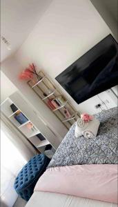 TV a/nebo společenská místnost v ubytování Charming Dartford Apartment with 1 Bedroom