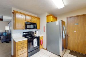 a kitchen with a stove and a refrigerator at Springfield Serenity in Springfield
