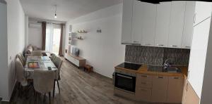 Una cocina y una sala de estar con una mesa y un mostrador. en Bajraktari Apartment, en Lezhë 1 foto más