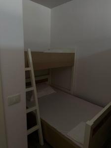 Habitación pequeña con escalera y litera en Bajraktari Apartment, en Lezhë