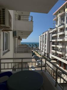 balcón con vistas al océano y a los edificios en Bajraktari Apartment, en Lezhë
