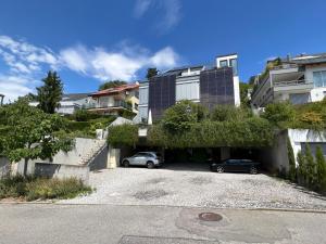ein Gebäude mit zwei Autos auf einem Parkplatz in der Unterkunft Lollipops-100qm-5Bed-Parken-View in Leonberg