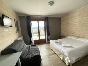 Letto o letti in una camera di Hôtel L'Oustalet