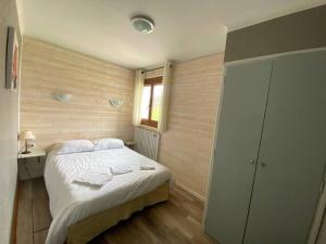 Letto o letti in una camera di Hôtel L'Oustalet