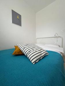Ein Bett oder Betten in einem Zimmer der Unterkunft Apartments Sunset Dolac