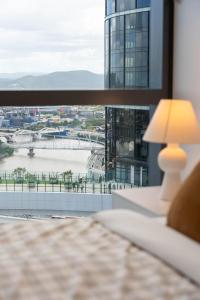 Habitación con ventana y vistas al puerto en The Oracles Tower - Lv 31 Dreamy Stay Above The Star Casino, en Brisbane