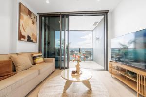 una sala de estar con un sofá y una mesa en The Oracles Tower - Lv 31 Dreamy Stay Above The Star Casino, en Brisbane