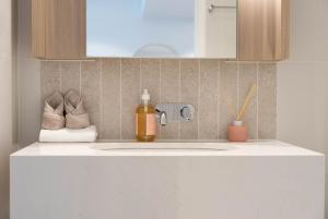 una encimera con fregadero y una botella de jabón en The Oracles Tower - Lv 31 Dreamy Stay Above The Star Casino, en Brisbane 26 fotos más