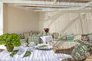 Uma área de estar em Dorion Hotel