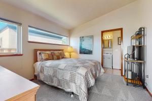 una camera da letto con un letto, una finestra e una TV di Z-Resort a Oak Harbor