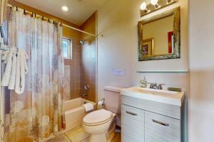 un bagno con wc, lavandino e doccia di Z-Resort a Oak Harbor Altre 17 foto