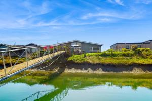 un ponte su un corpo d'acqua con case di Z-Resort a Oak Harbor