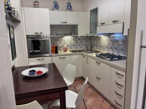 A kitchen or kitchenette at Maison de Maff