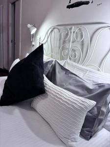A bed or beds in a room at Maison de Maff