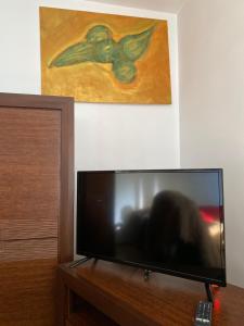Televízia a/alebo spoločenská miestnosť v ubytovaní Apartament NOC Z OBRAZEM - balkon - Warszawa Praga + 19 fotografií