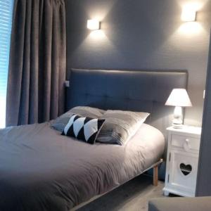 阿杜爾河畔艾爾的住宿－拉胡麥特酒店，卧室内的一张带两个枕头的床