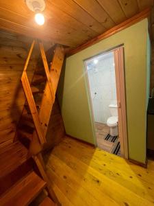 カネラにあるCabanas fabyのバスルーム(階段付)、トイレが備わります。
