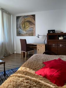 Posteľ alebo postele v izbe v ubytovaní Apartament NOC Z OBRAZEM - balkon - Warszawa Praga