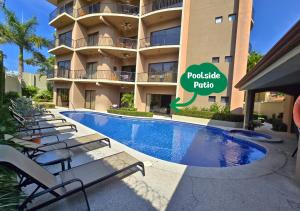 Luxurious Jaco Apt in Monaco Condominiums, a Poolside Gem tesisinde veya buraya yakın yüzme havuzu