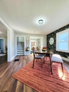 una sala da pranzo con tavolo e tappeto rosso di Cozy 4BD - Backyard Retreat - 3mins to Notre Dame a South Bend