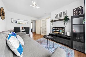 un salon avec un canapé et une télévision à écran plat dans l'établissement City centre flat near tower bridge, à Londres