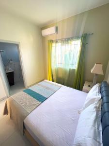 a bedroom with a large bed and a window at Appartement avec Rooftop privé et Jacuzzi in Albion
