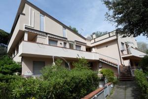 Το κτήριο όπου στεγάζεται  το διαμέρισμα