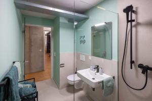 ein Badezimmer mit Toilette, Waschbecken und Dusche in der Unterkunft Lollipops-100qm-5Bed-Parken-View in Leonberg + 33 Fotos