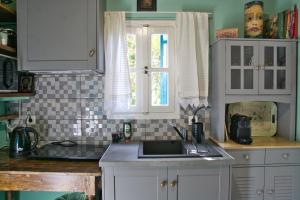 Kuchyň nebo kuchyňský kout v ubytování Strongilos Homestay