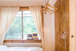 Postel nebo postele na pokoji v ubytování JIVA Nest Self-Service Tiny Home in Rainforest Nest with Kitchen - WiFi, Monkeys, Bats!