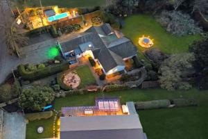 eine Luftaufnahme eines Hauses mit Garten in der Unterkunft Sunset Cottage in Sandwich