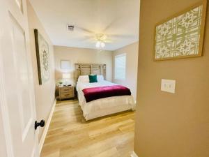 a bedroom with a bed and a ceiling fan at Eastgate 17A beautiful townhouse in Hammond