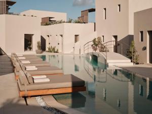 Bazén v ubytování Enarma Suites & Spa Wellness Retreat nebo v jeho okolí