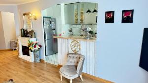 eine Küche mit einer Theke und einem Stuhl in einem Zimmer in der Unterkunft Appartement 4 pièces proche Paris et Disneyland in Fontenay-sous-Bois + 26 Fotos