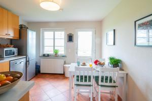 RabenholzLandhaus mit Kamin, eingezäuntem Garten und Gutshofsauna!的厨房里有一张桌子和几把椅子 更多25张照片