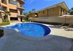 Luxurious Jaco Apt in Monaco Condominiums, a Poolside Gem tesisinde veya buraya yakın yüzme havuzu