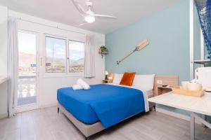 Łóżko lub łóżka w pokoju w obiekcie Hostel Neon Tenerife