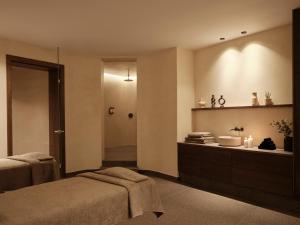 Postel nebo postele na pokoji v ubytování Enarma Suites & Spa Wellness Retreat
