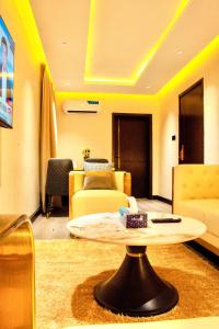 Posezení v ubytování W by Triple Tees Hotel and Suites