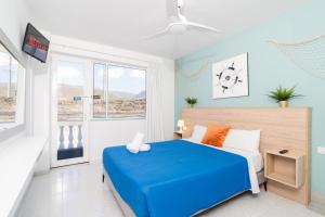 Łóżko lub łóżka w pokoju w obiekcie Hostel Neon Tenerife