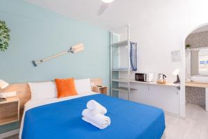Łóżko lub łóżka w pokoju w obiekcie Hostel Neon Tenerife
