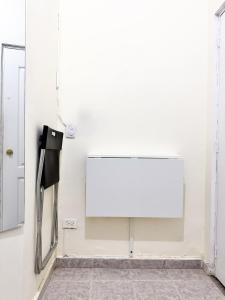 Μια τηλεόραση ή/και κέντρο ψυχαγωγίας στο Habitación doble con entrada independiente y baño privado